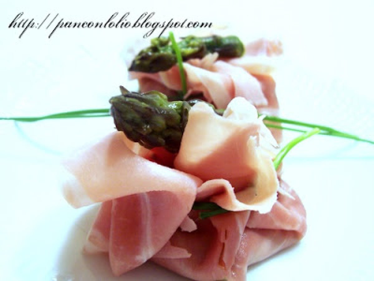 Fagottini di prosciutto con crema di asparagi