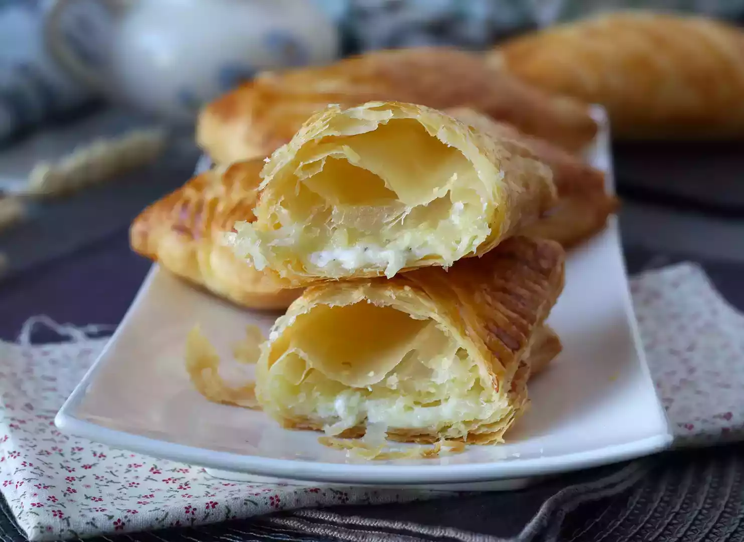 Fagottini di sfoglia al formaggio, lo snack salato facilissimo da preparare!
