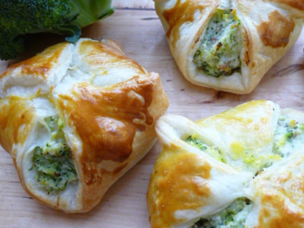 Fagottini di sfoglia con broccoli, ricotta e salsiccia