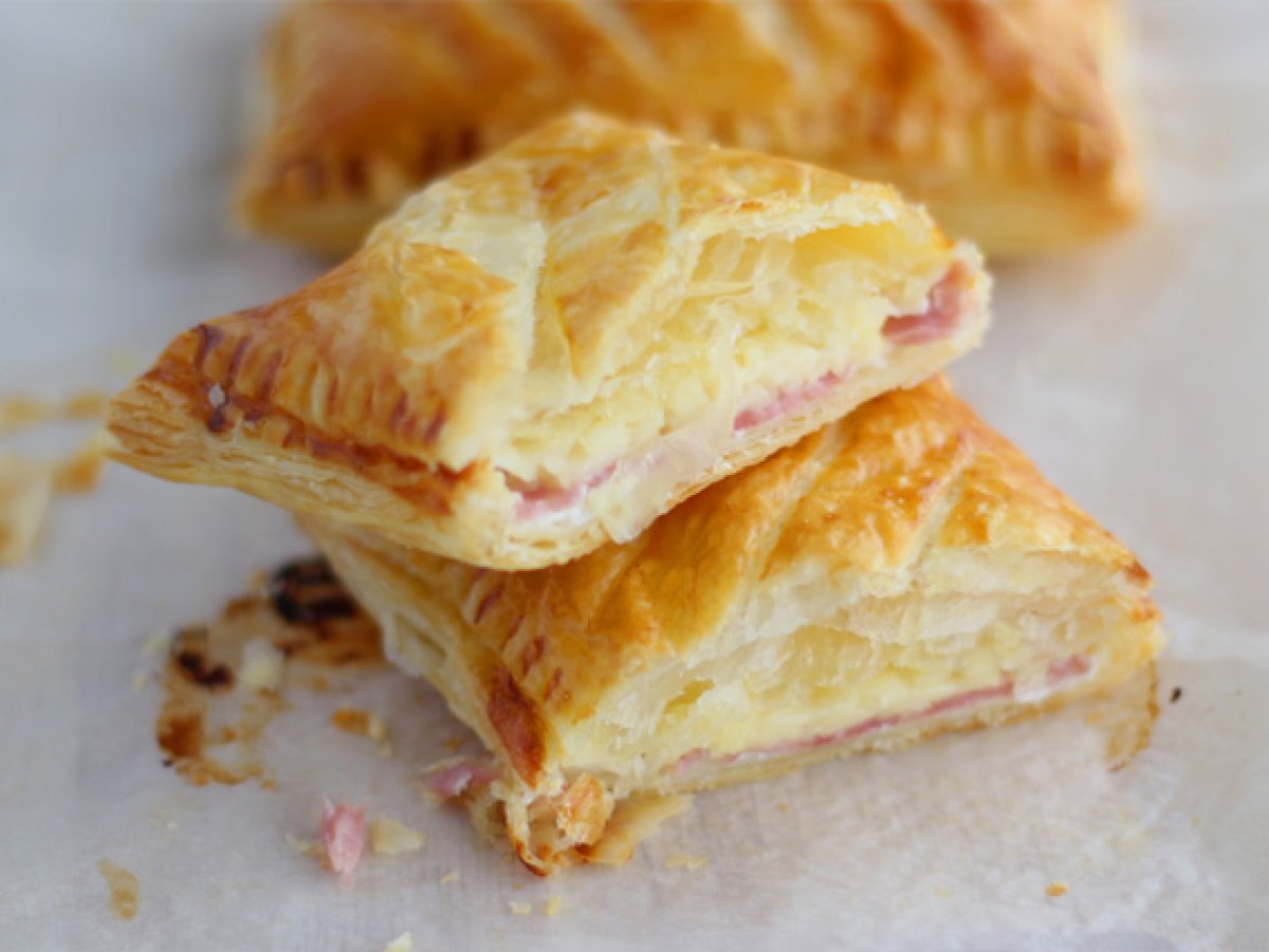 Fagottini di sfoglia con prosciutto e formaggio - foto 4