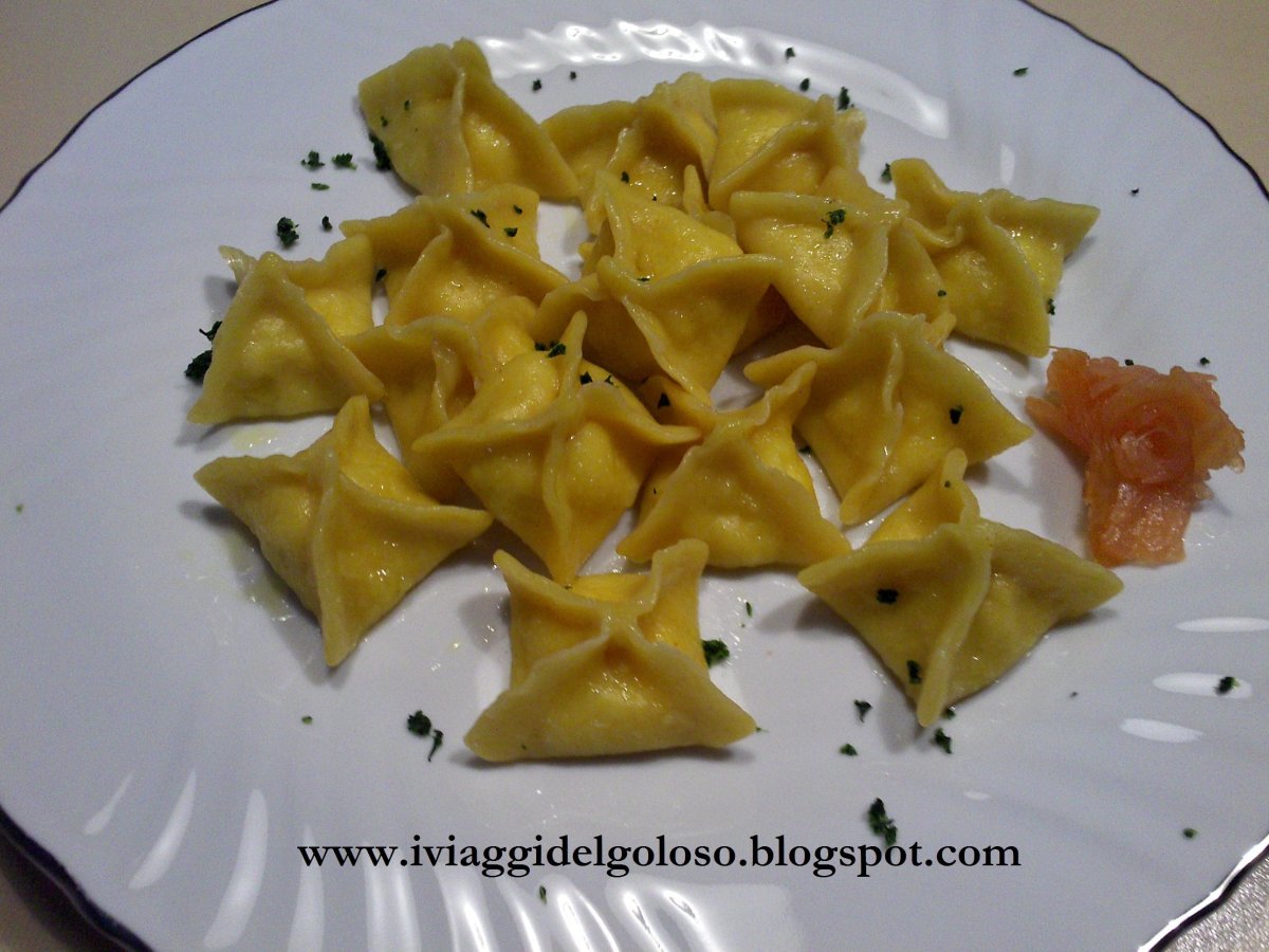 FAGOTTINI DI ZAFFERANO RIPIENI DI RICOTTA E SALMONE
