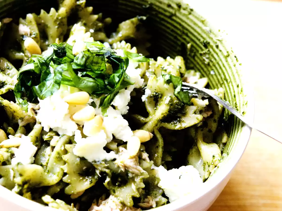 Farfalle al pesto con feta a tonno