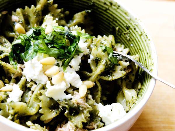 Farfalle al pesto con feta a tonno