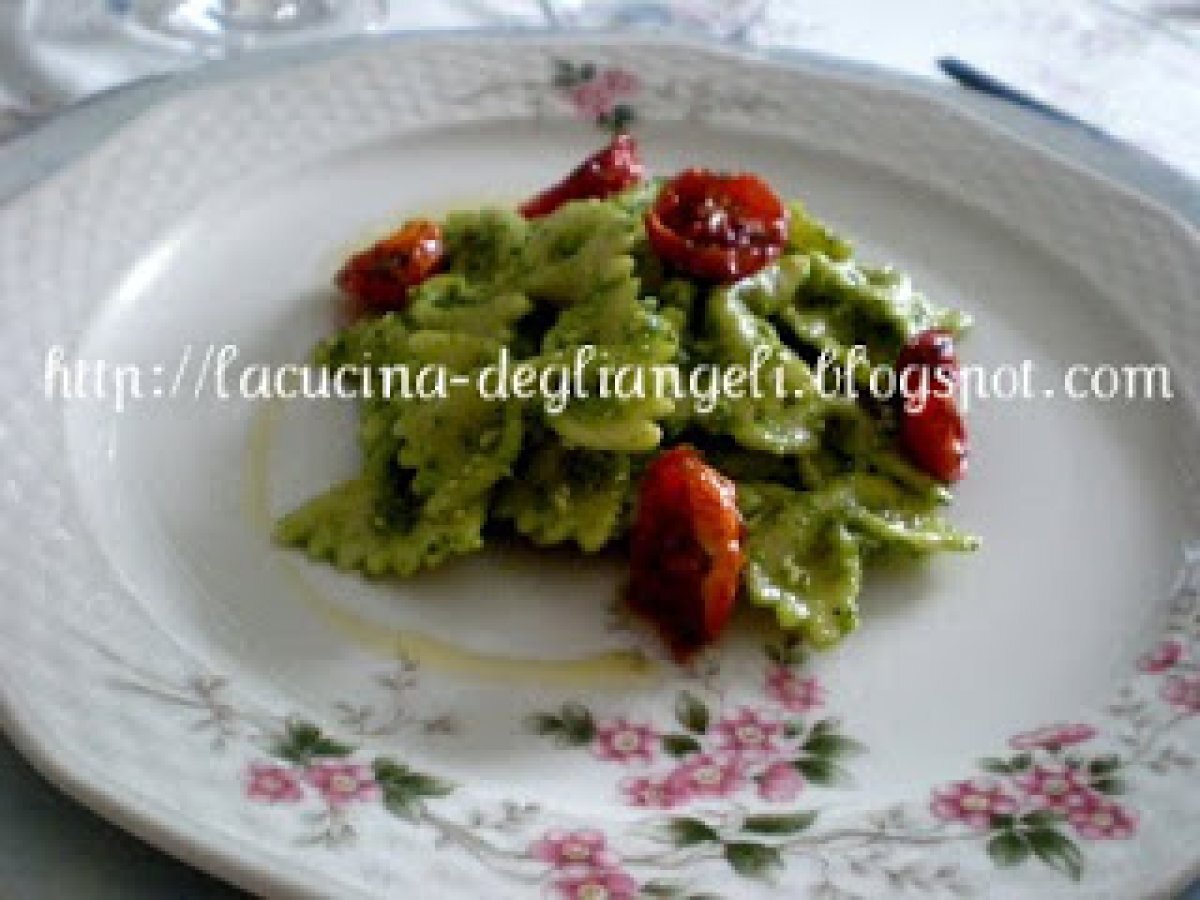 Farfalle al pesto di rucola con pomodori confit