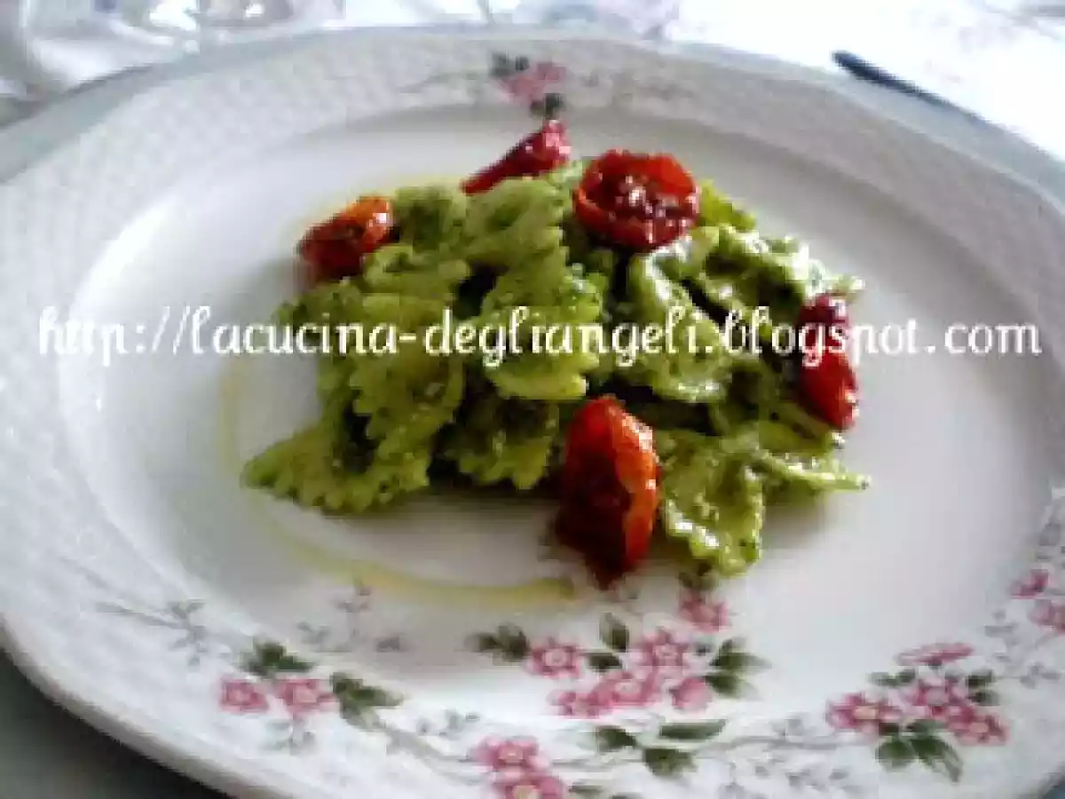 Farfalle al pesto di rucola con pomodori confit