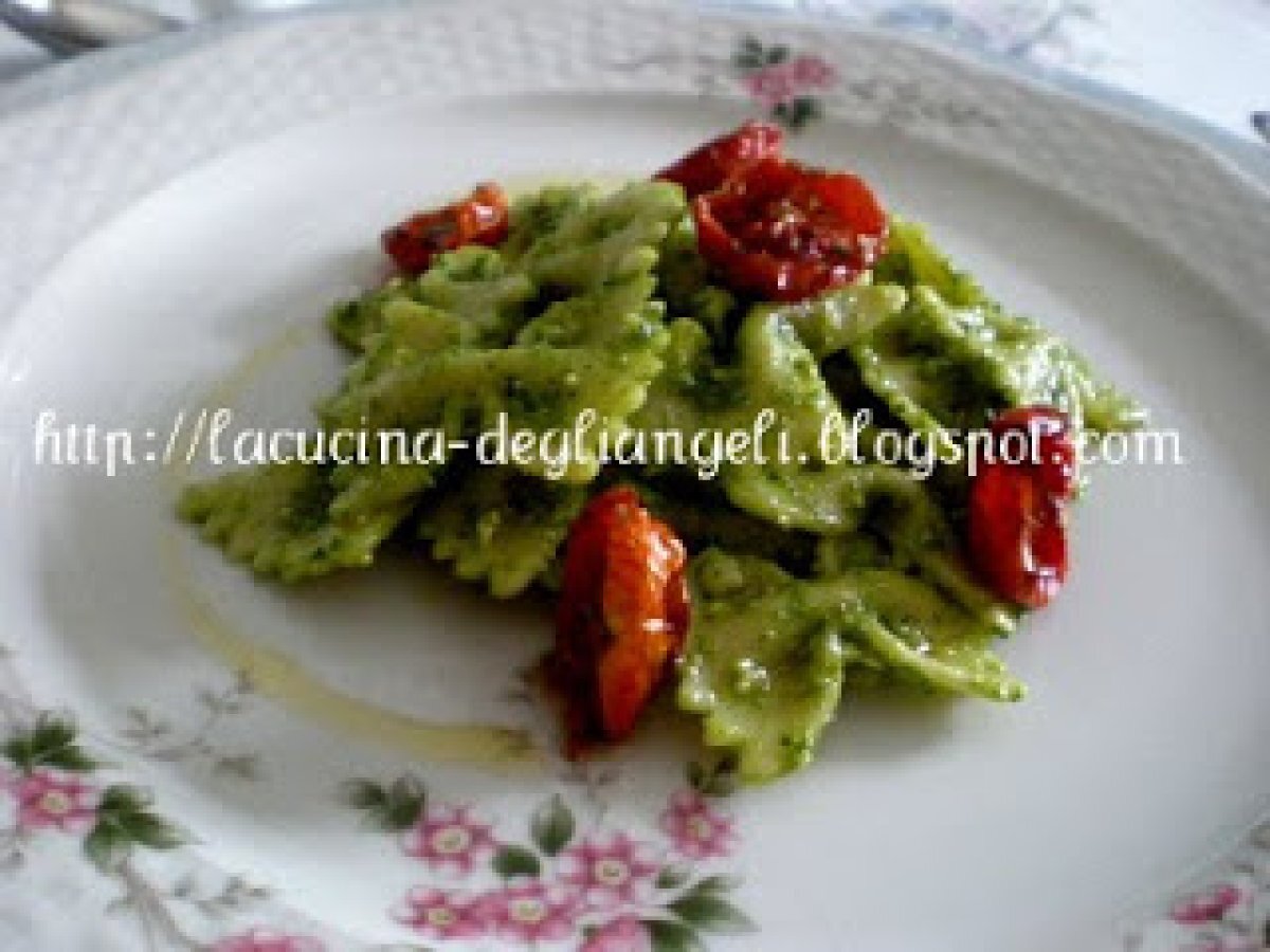 Farfalle al pesto di rucola con pomodori confit - foto 2