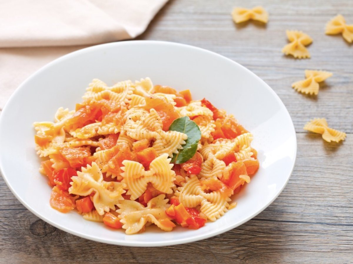 Farfalle al salmone con pomodorini freschi