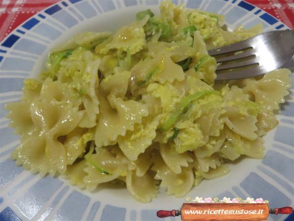 Farfalle alla carbonara di zucchine