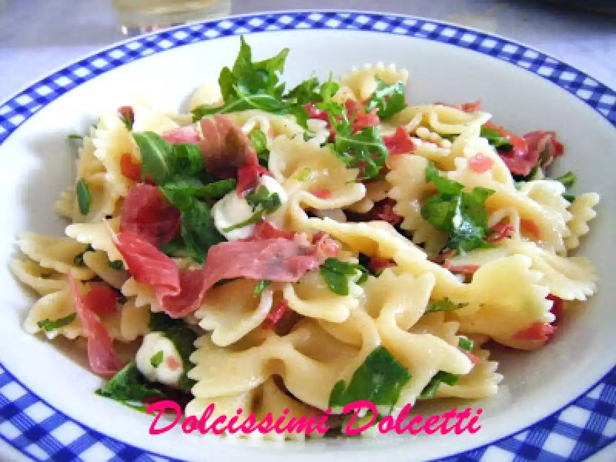 Farfalle con bresaola croccante, mozzarella e rucola