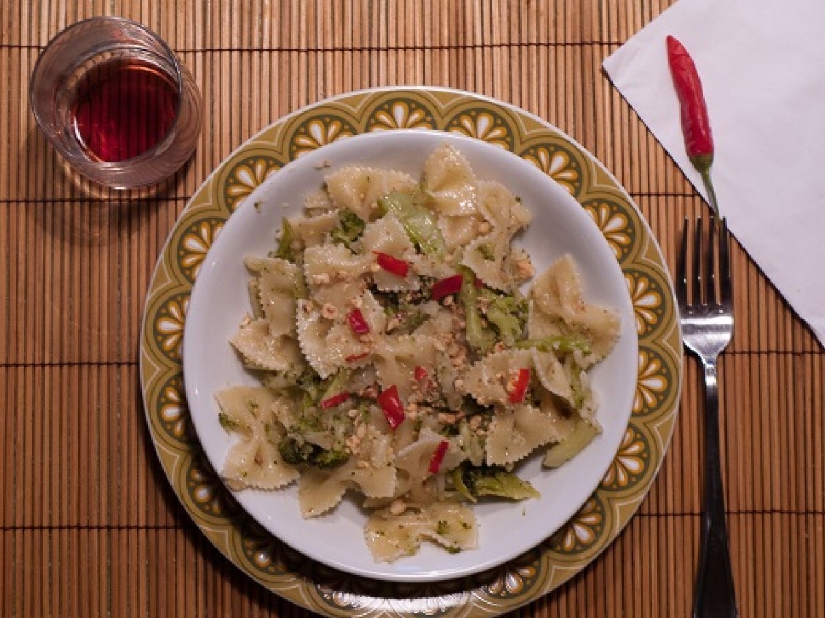 Farfalle con broccoli, cavolfiore e mandorle