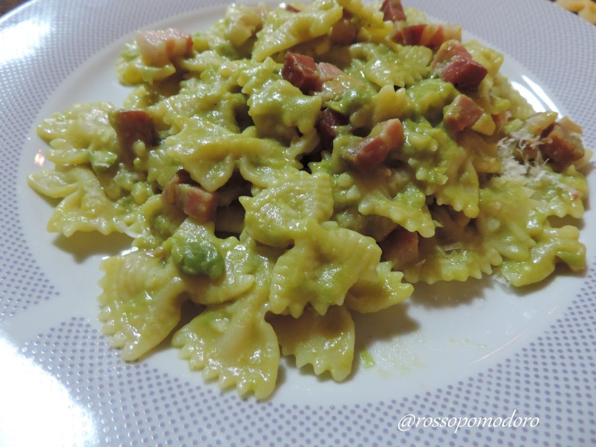 Farfalle con crema di piselli e pancetta