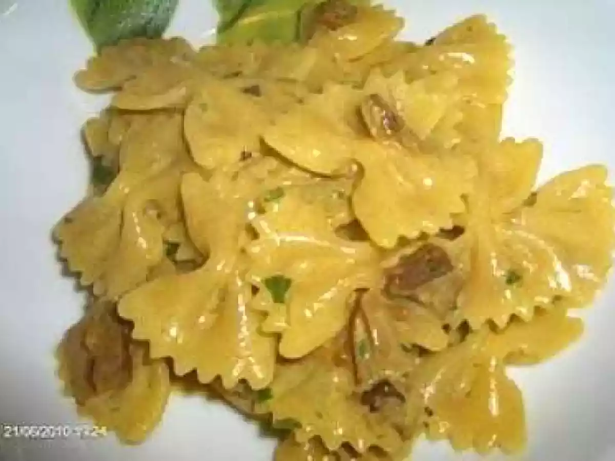 FARFALLE CON FUNGHI SECCHI E ZAFFERANO