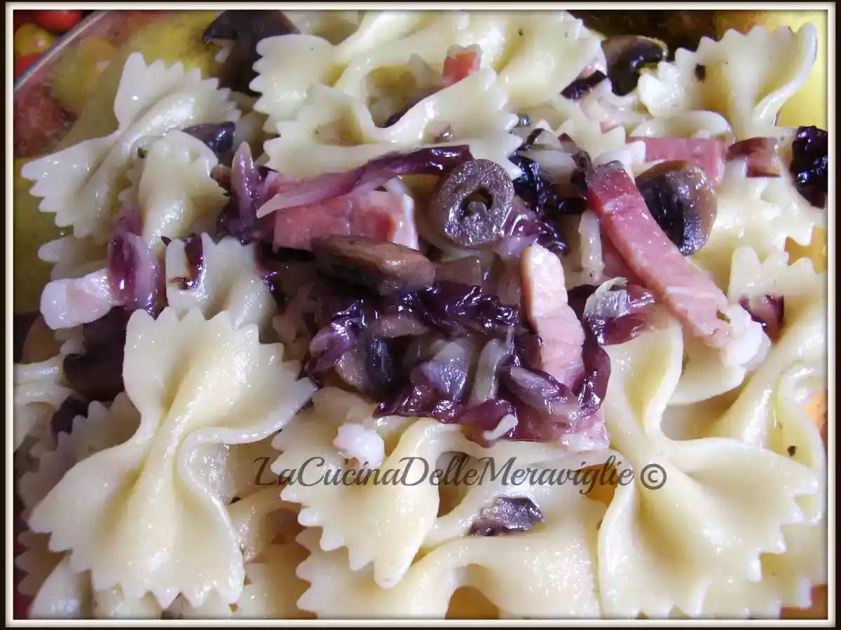 Farfalle con funghi, speck e radicchio