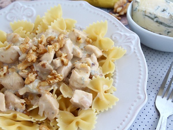 Farfalle con pollo e crema al gorgonzola Farfalle con pollo e crema al gorgonzola