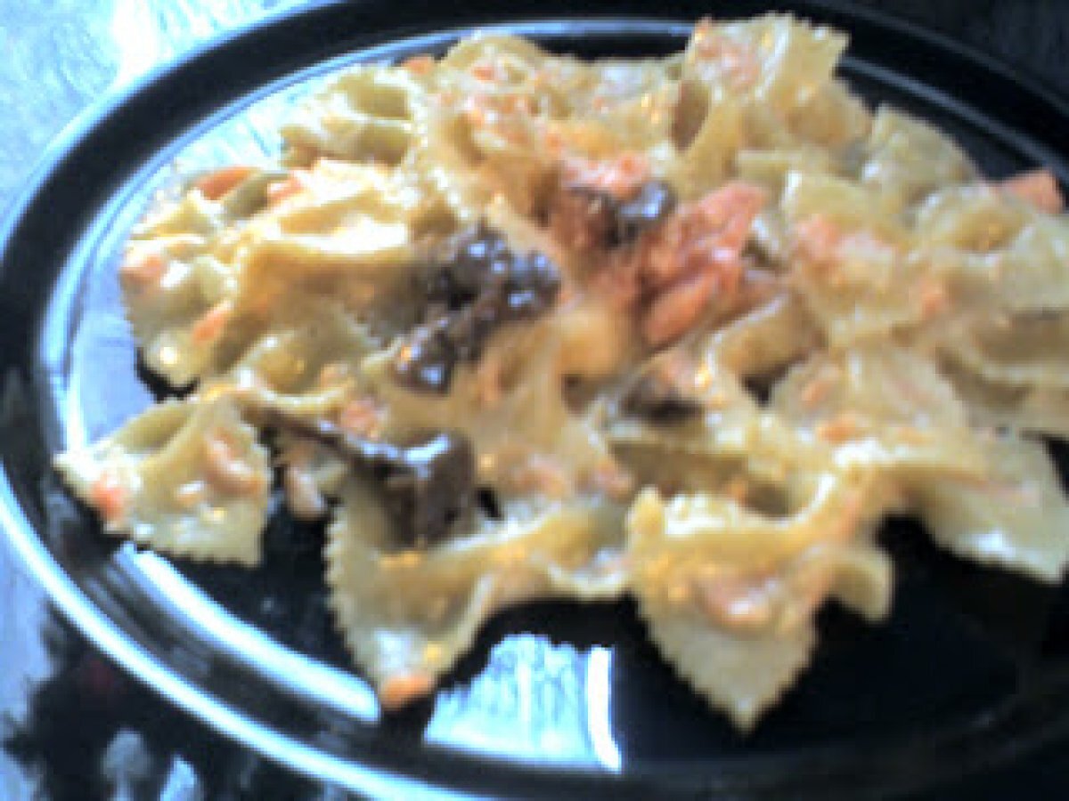 Farfalle con salmone e funghi al profumo di tartufo - foto 2