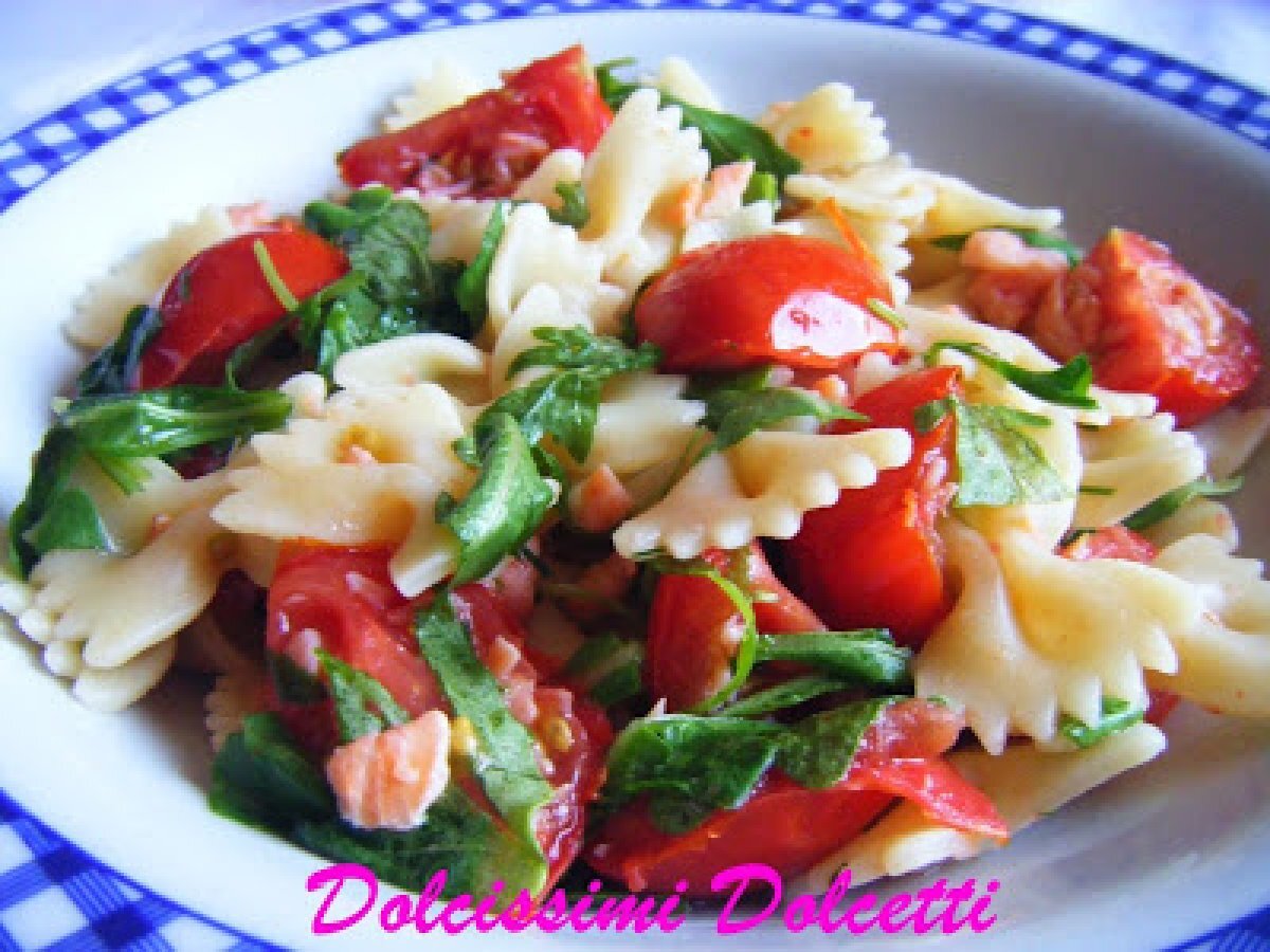 Farfalle con salmone, pomodorini e rucola