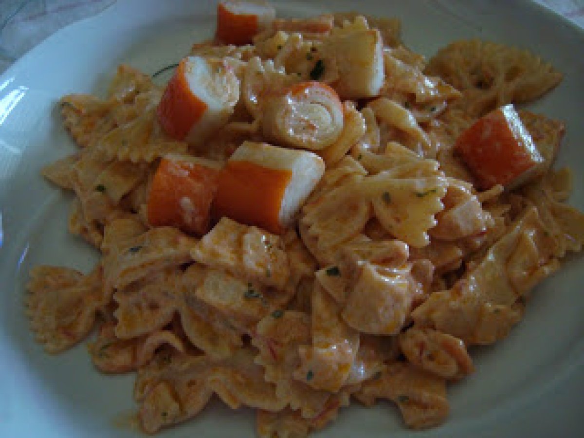 Farfalle con surimi in rosa