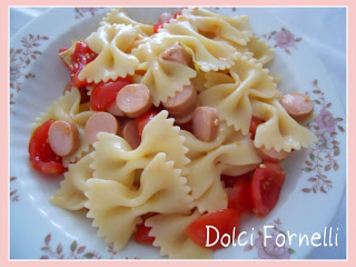 Farfalle con wurstel e pomodorini