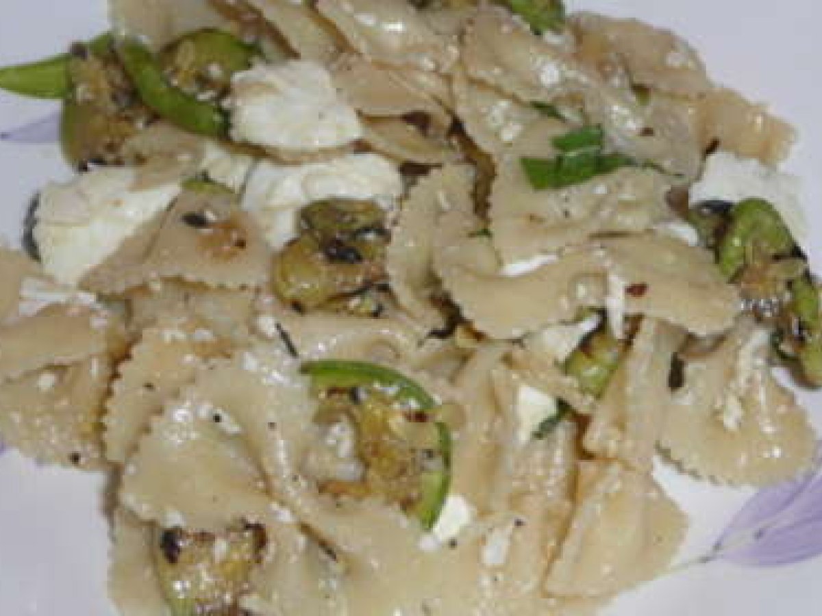 Farfalle fredde con zucchine, ricotta salata e mozzarella