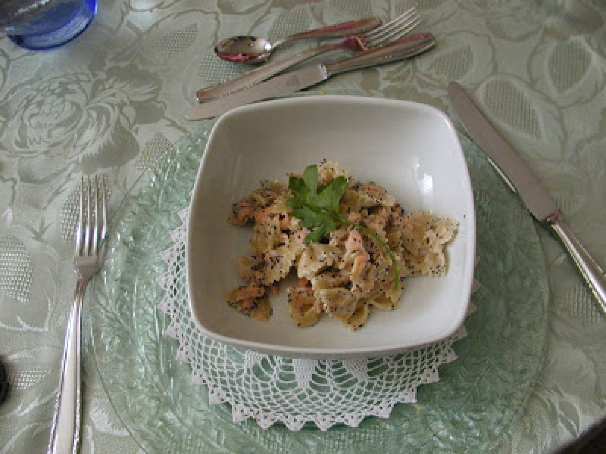 Farfalle integrali con salmone e semi di papavero