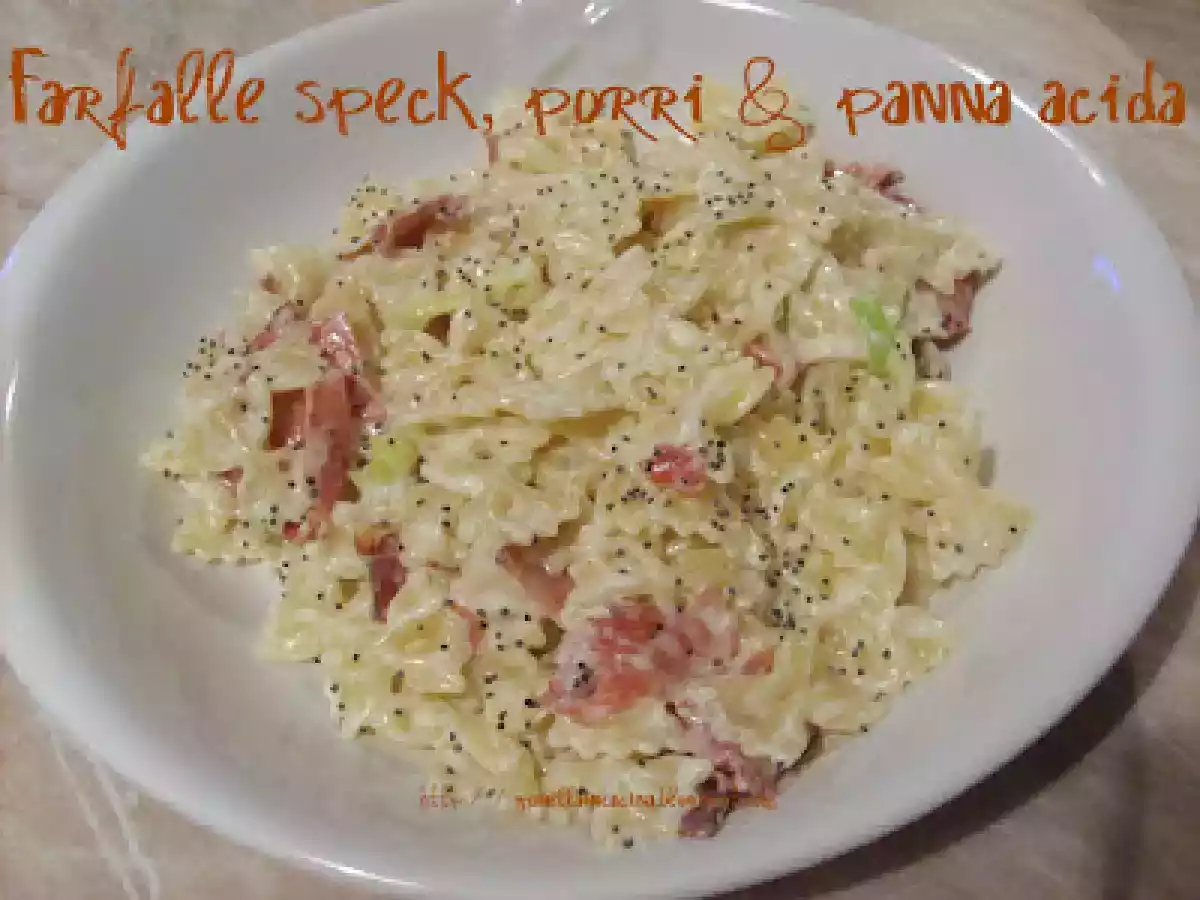 Farfalle speck, porri e panna acida