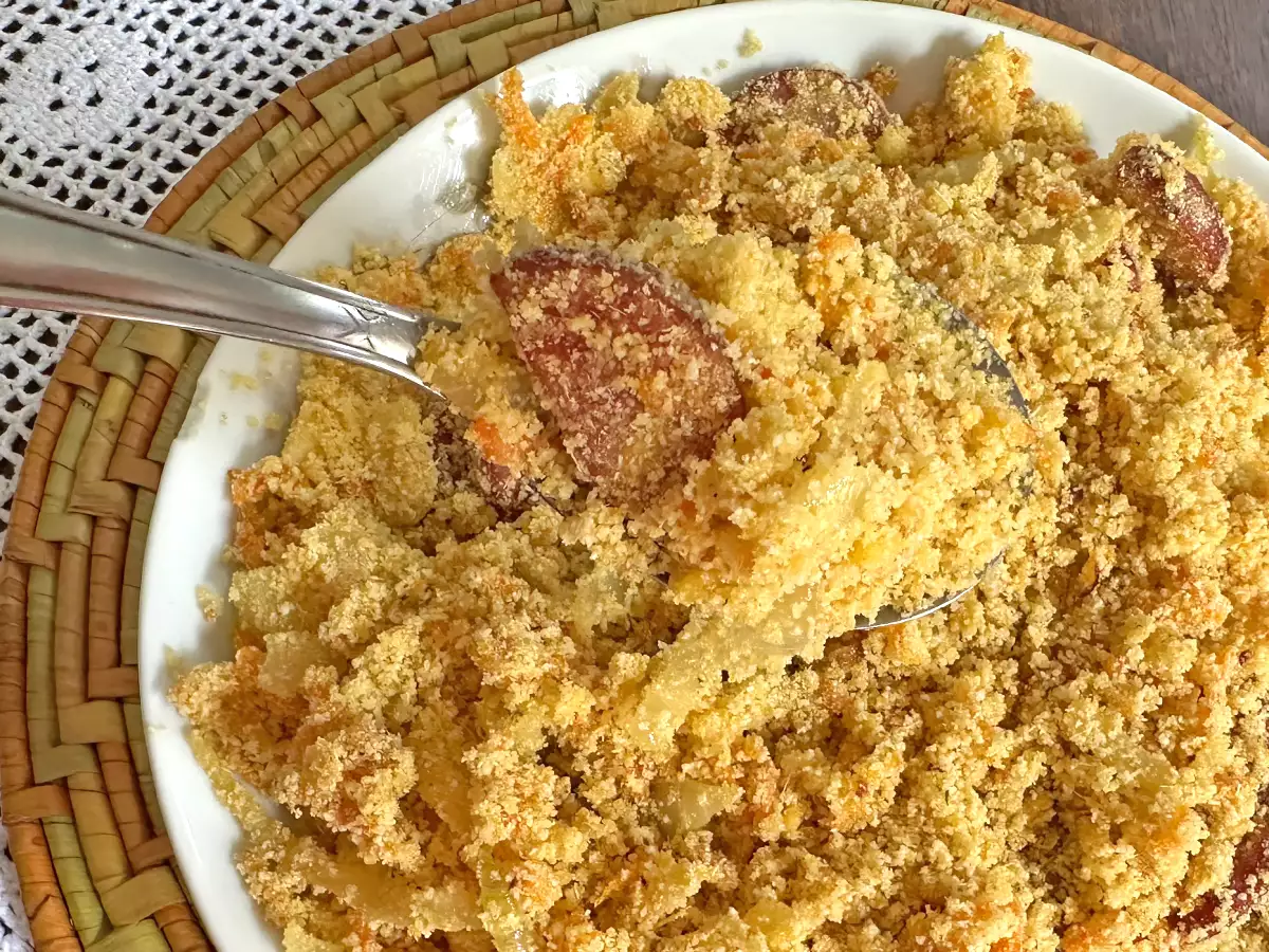 Farofa con salsiccia piccante, uovo e carota: ricetta brasiliana facile e veloce