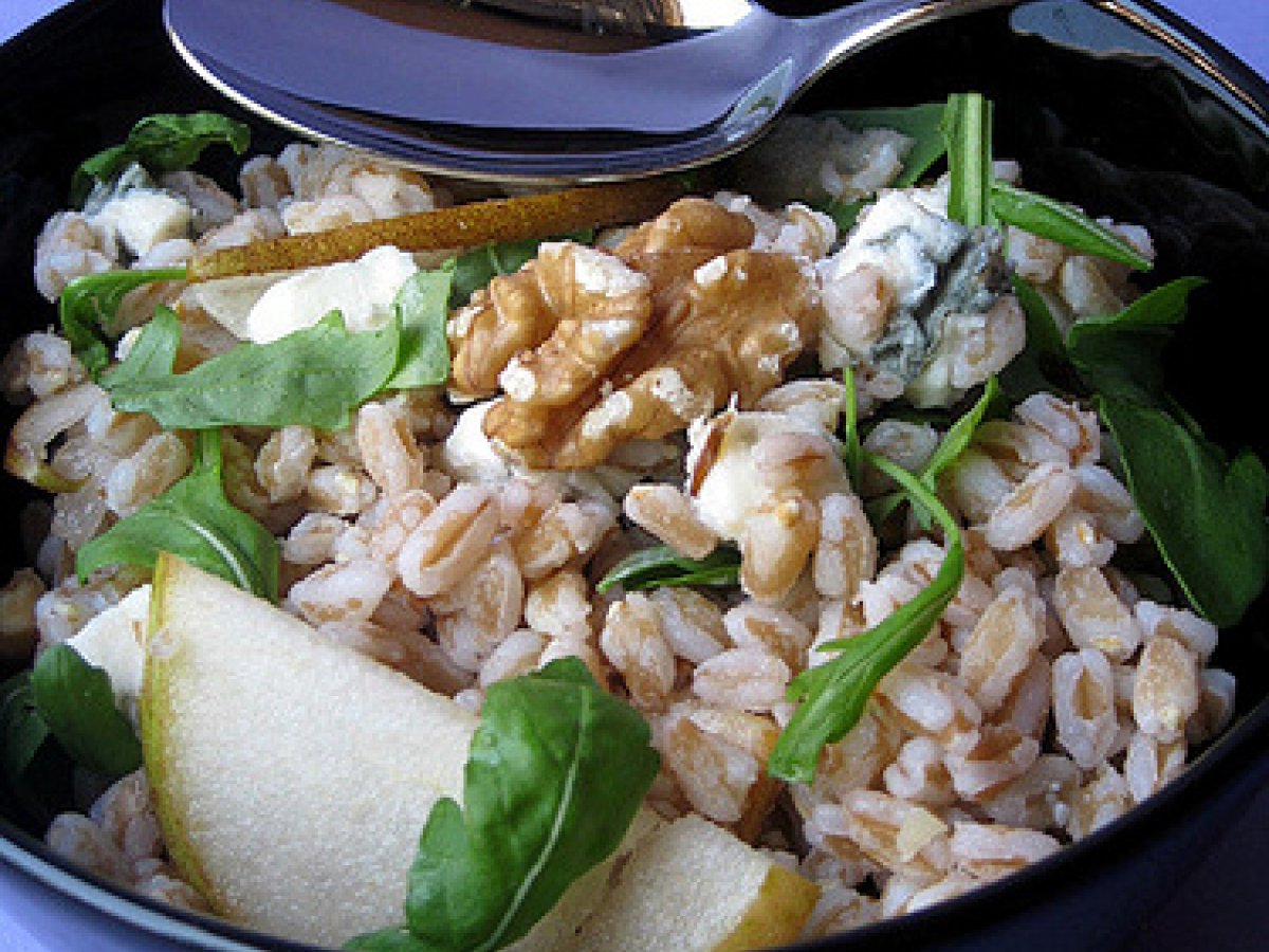 Farro con rucola, pere, gorgonzola, noci e salsa al miele