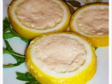 Fette di limone con mousse al tonno