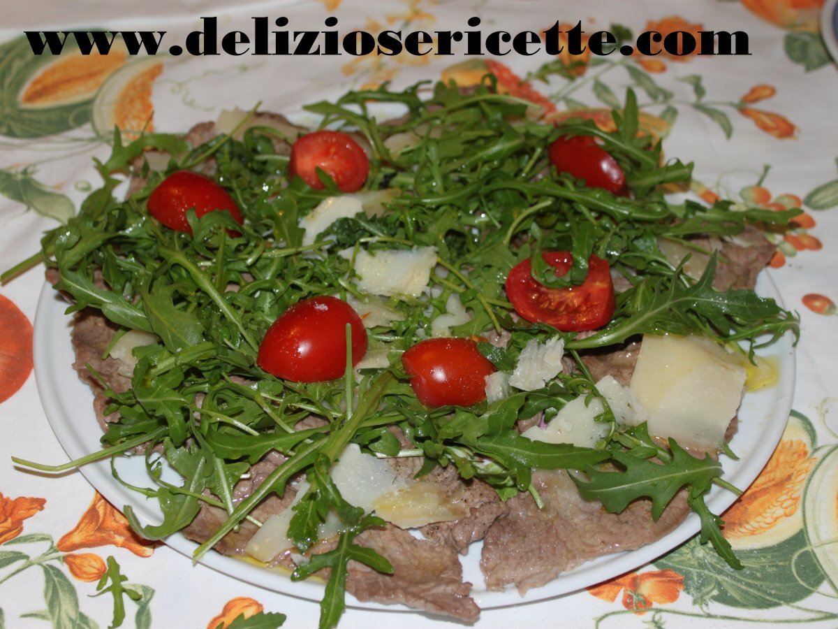 Fettine di carne con rucola e parmigiano