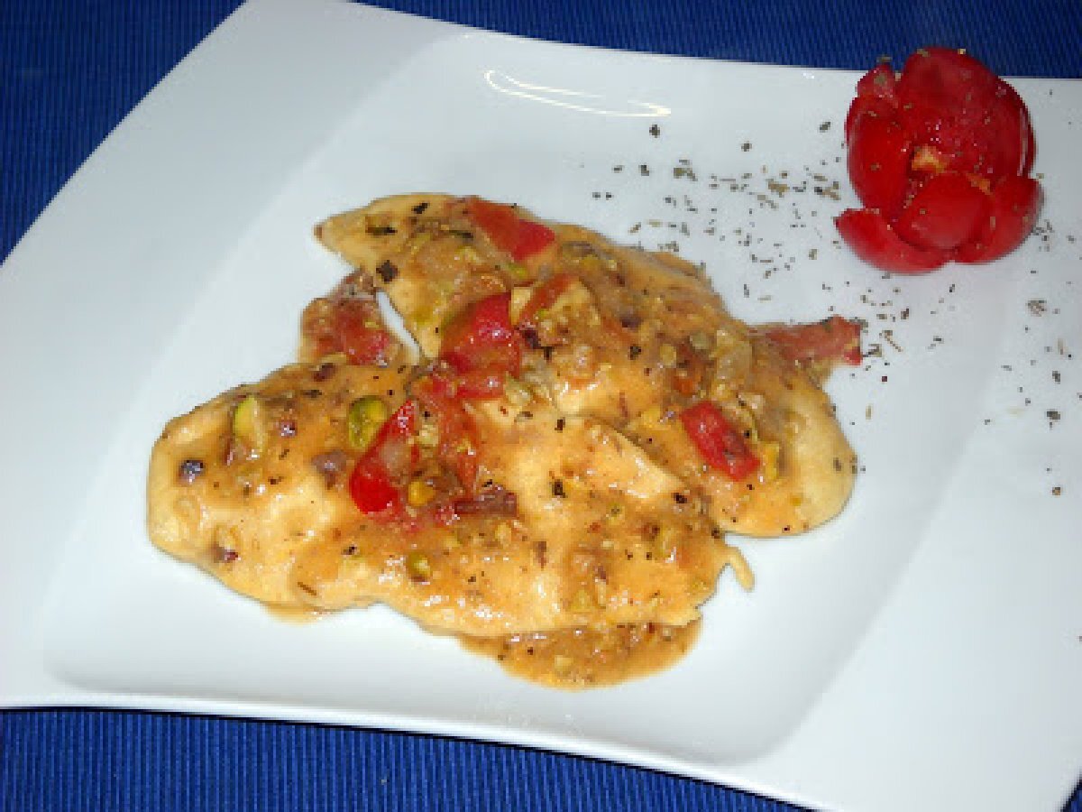 Fettine di petto di pollo con pomodorini e pistacchi - foto 2