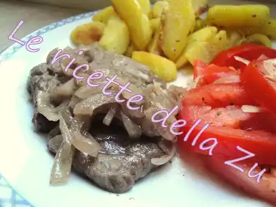 Fettine di scamone alla cipolla e vino rosso