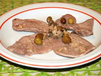 Fettine di scottona con olive taggiasche, capperi e noci