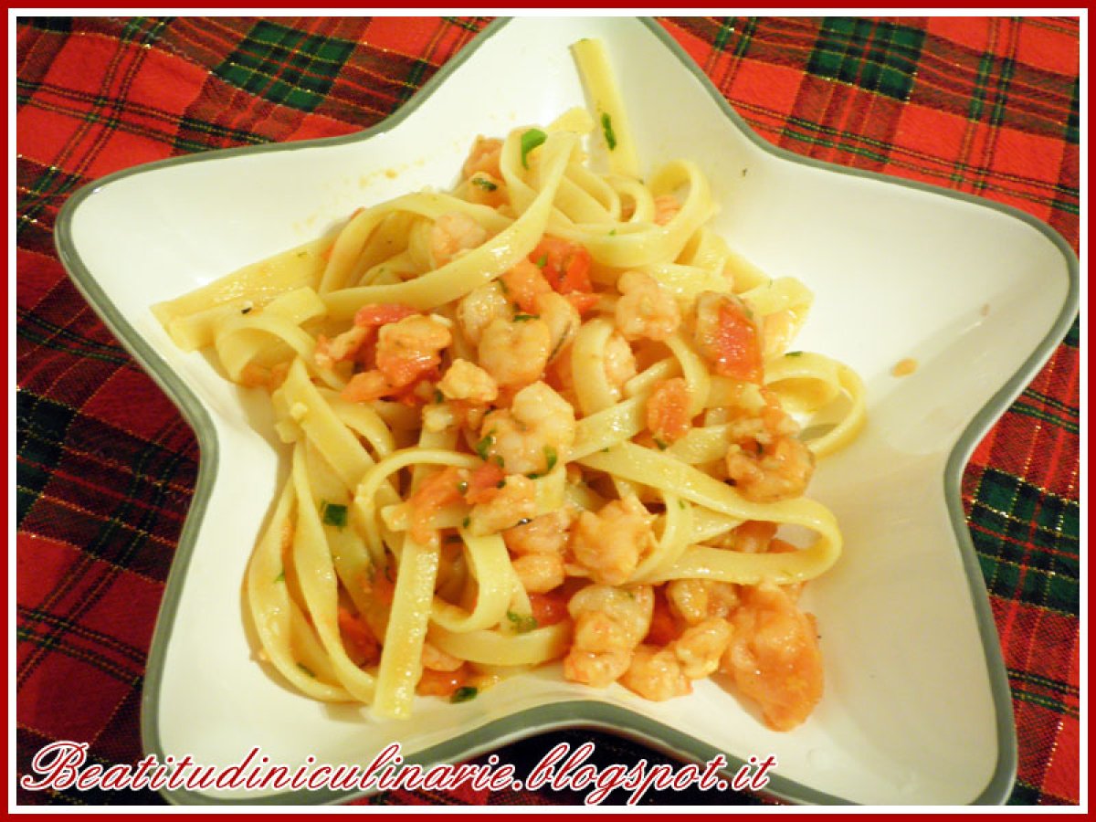 Fettucce gamberetti, salmone e curry