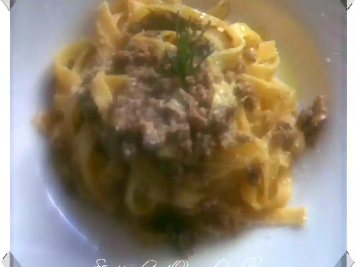 Fettuccine al ?ragù bianco? e funghi champignon