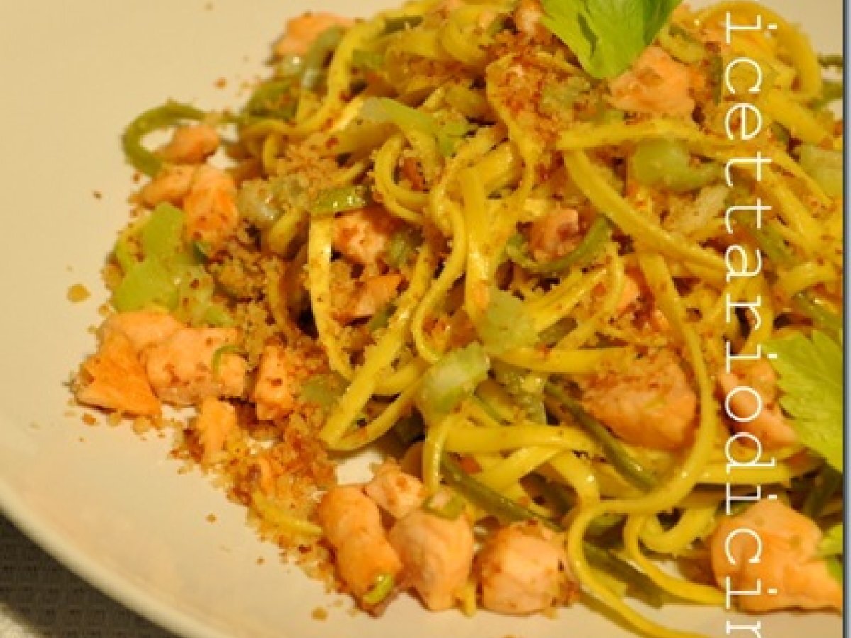 Fettuccine al salmone sedano e crumble