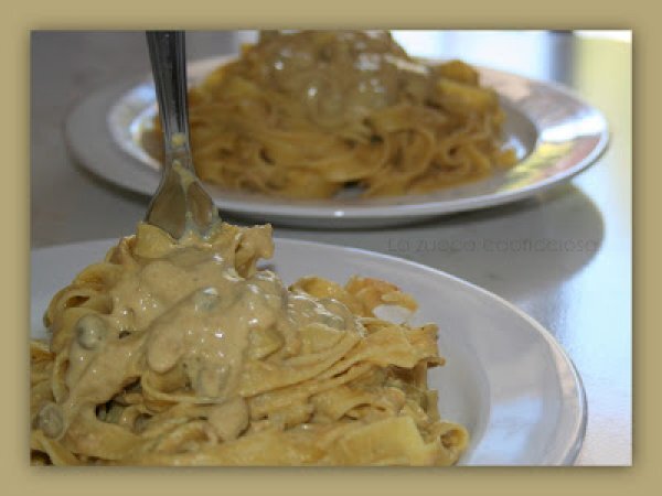 Fettuccine al tonno in crema di piselli e paprika