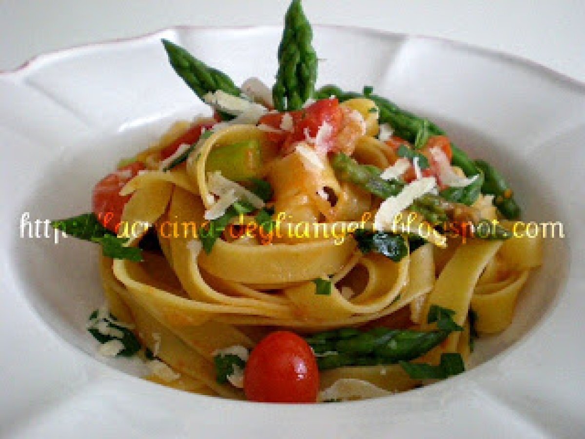 Fettuccine all' uovo con con asparagi, datterini e cipollotto fresco