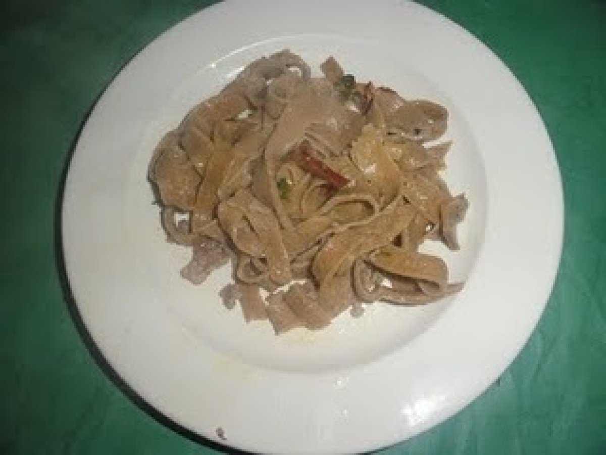 Fettuccine alla farina di segale con funghi