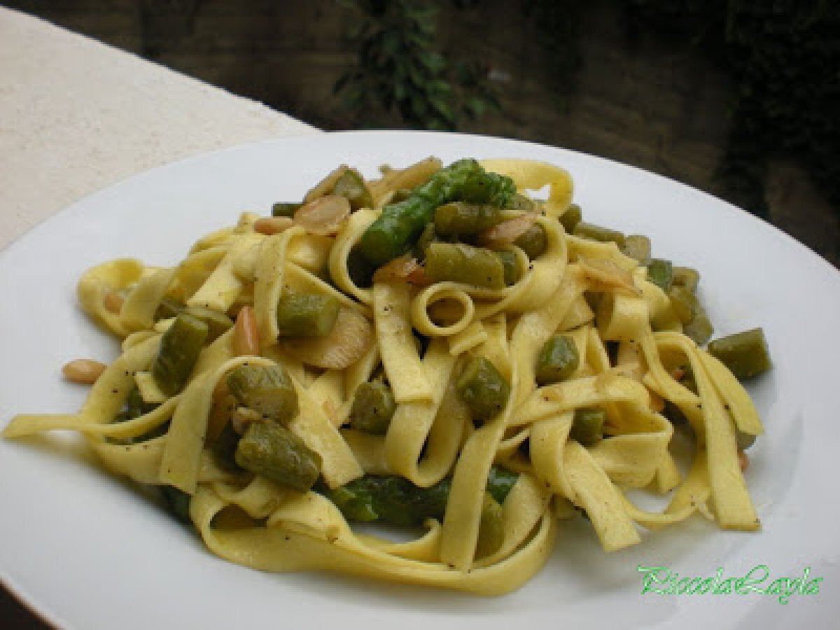 Fettuccine con Asparagi Mandorle e Pinoli Tostati