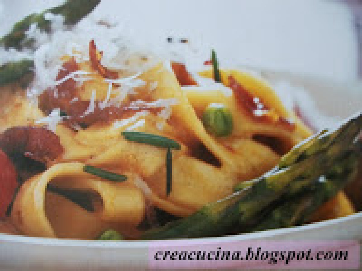 FETTUCCINE CON ASPARAGI, PISELLI E PANCETTA