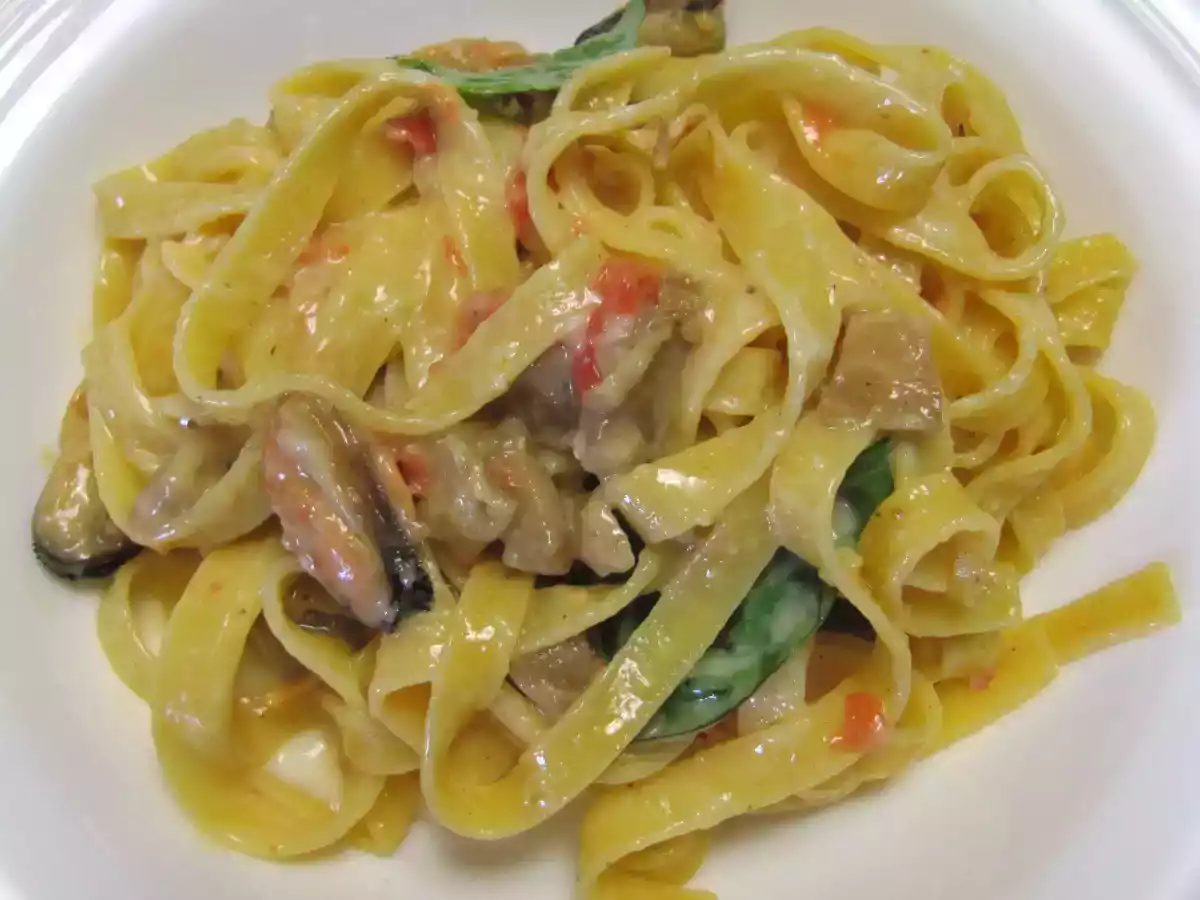 Fettuccine con cozze e fonduta di pecorino