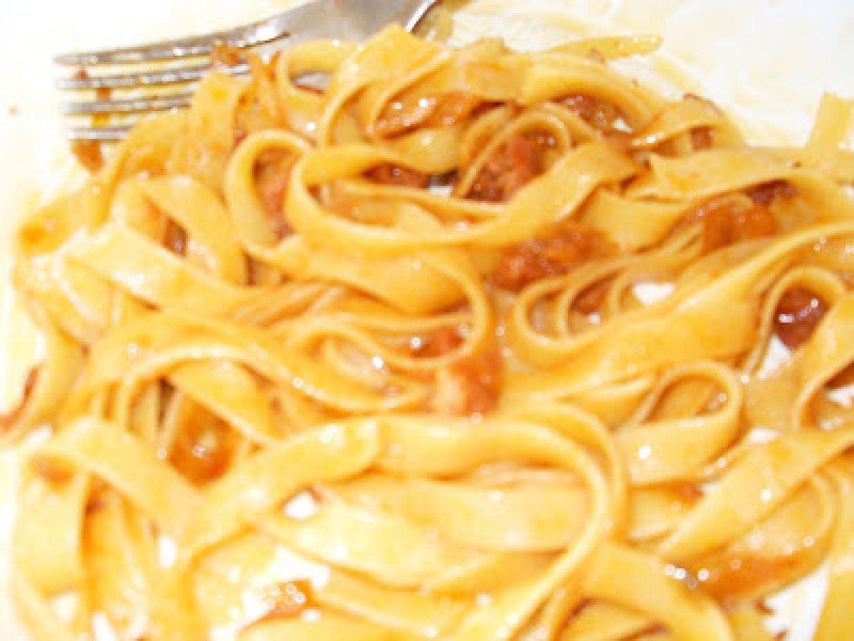 Fettuccine ( di sola semola) con finocchi, cipolla e prosciutto crudo