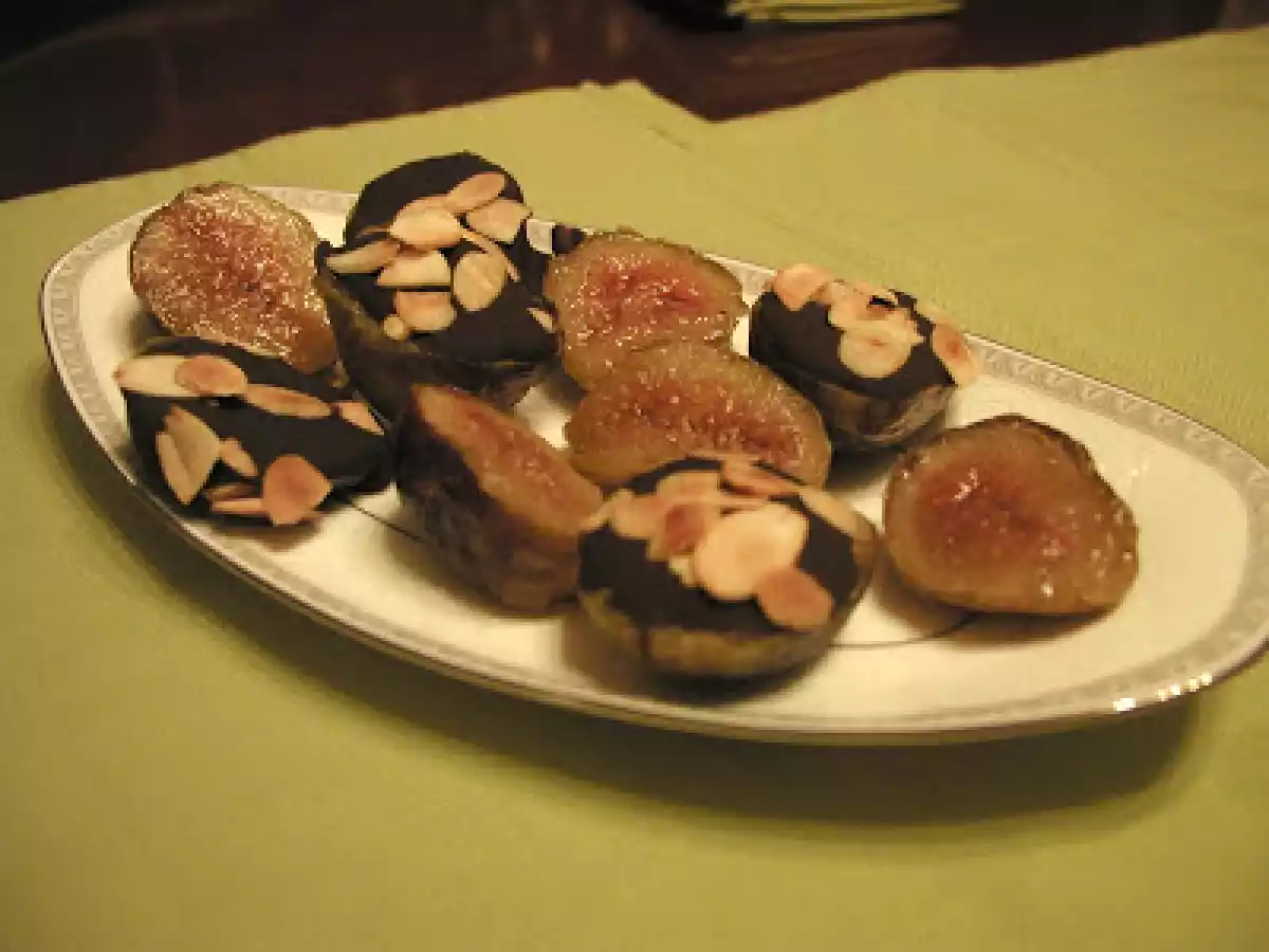 Fichi dolci marinati e ricoperti di cioccolato