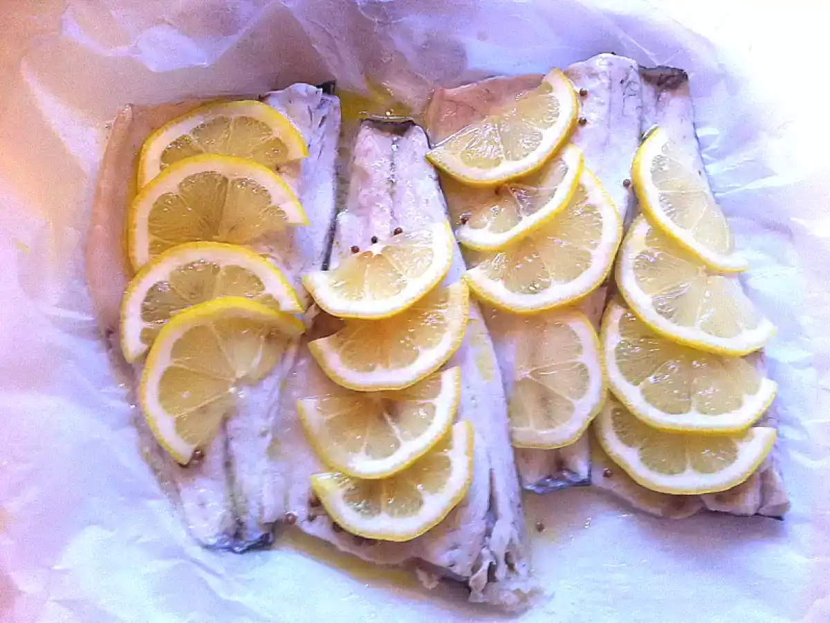 Filetti di branzino al microonde con limone e coriandolo