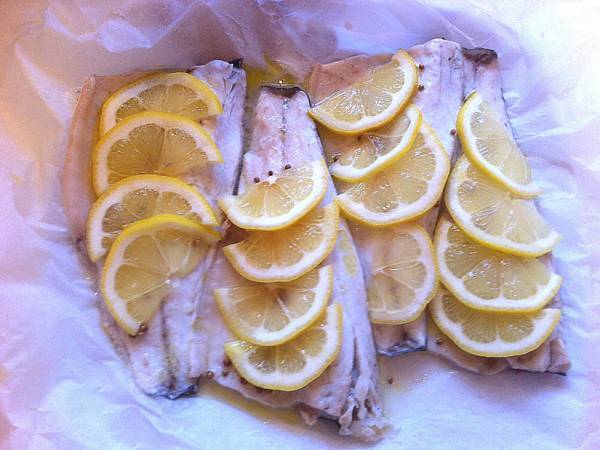 Filetti di branzino al microonde con limone e coriandolo