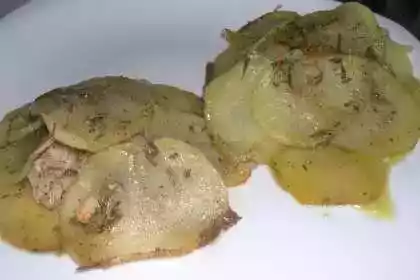 Filetti di cernia al forno su fiori di patate