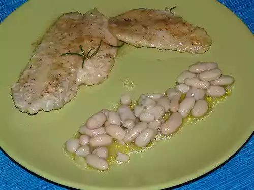 Filetti di cernia limone e rosmarino accompagnati da fagioli cannellini