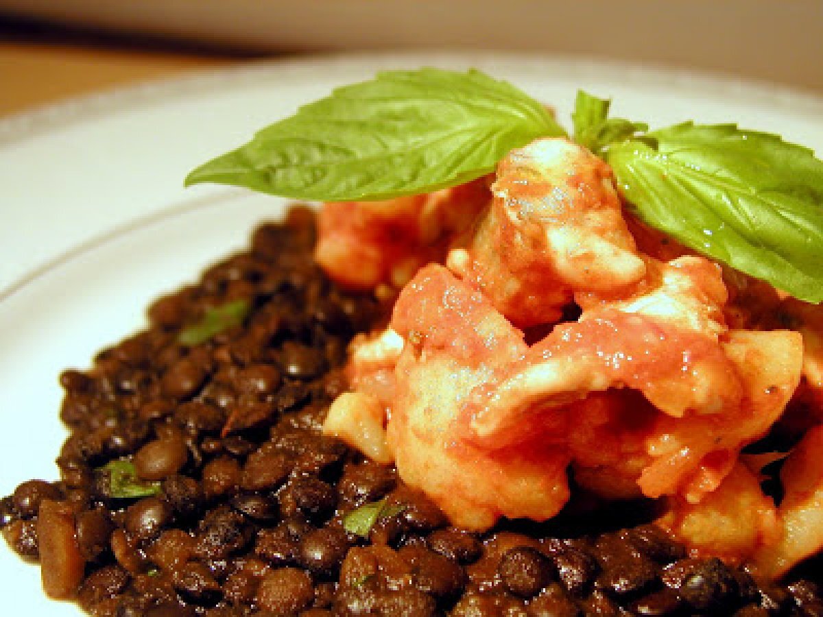 Filetti di gallinella con cavolfiore al raz-el-hanout e lenticchie nere