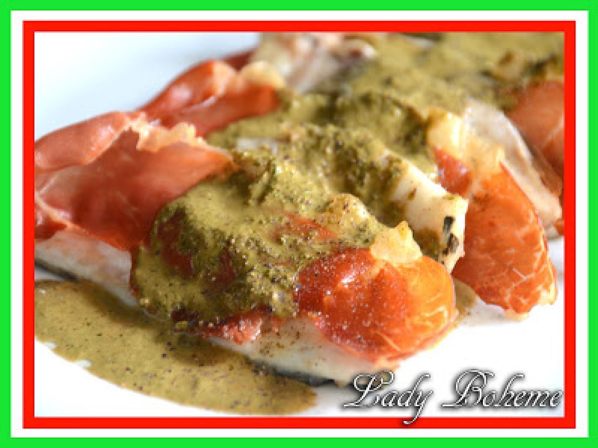 Filetti di orata al prosciutto crudo con salsa aromatica