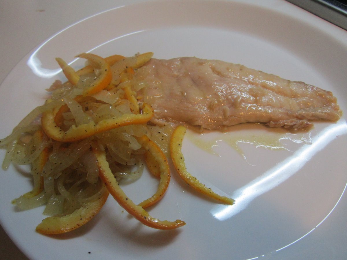 Filetti di persico con cipolle e arance in agrodolce